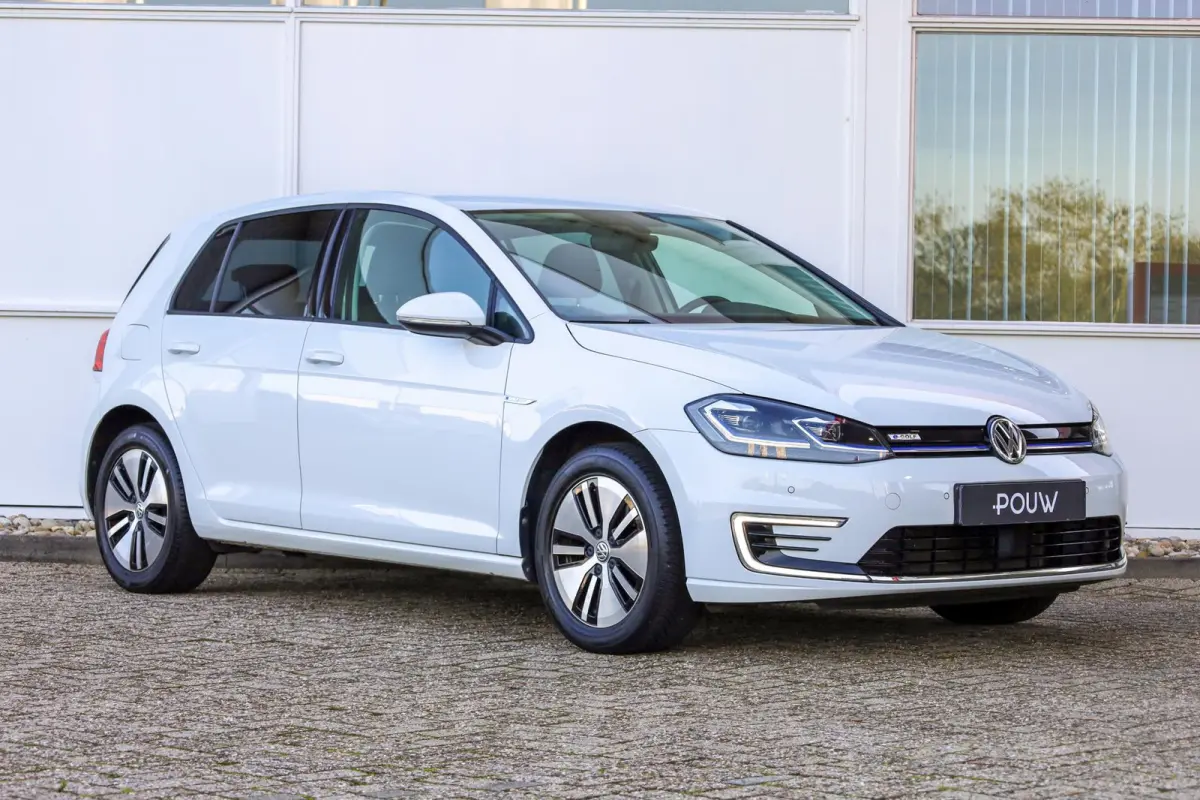 136pk E-DITION | Parkeersensoren | Adaptive Cruise | LM Velgen 16"
