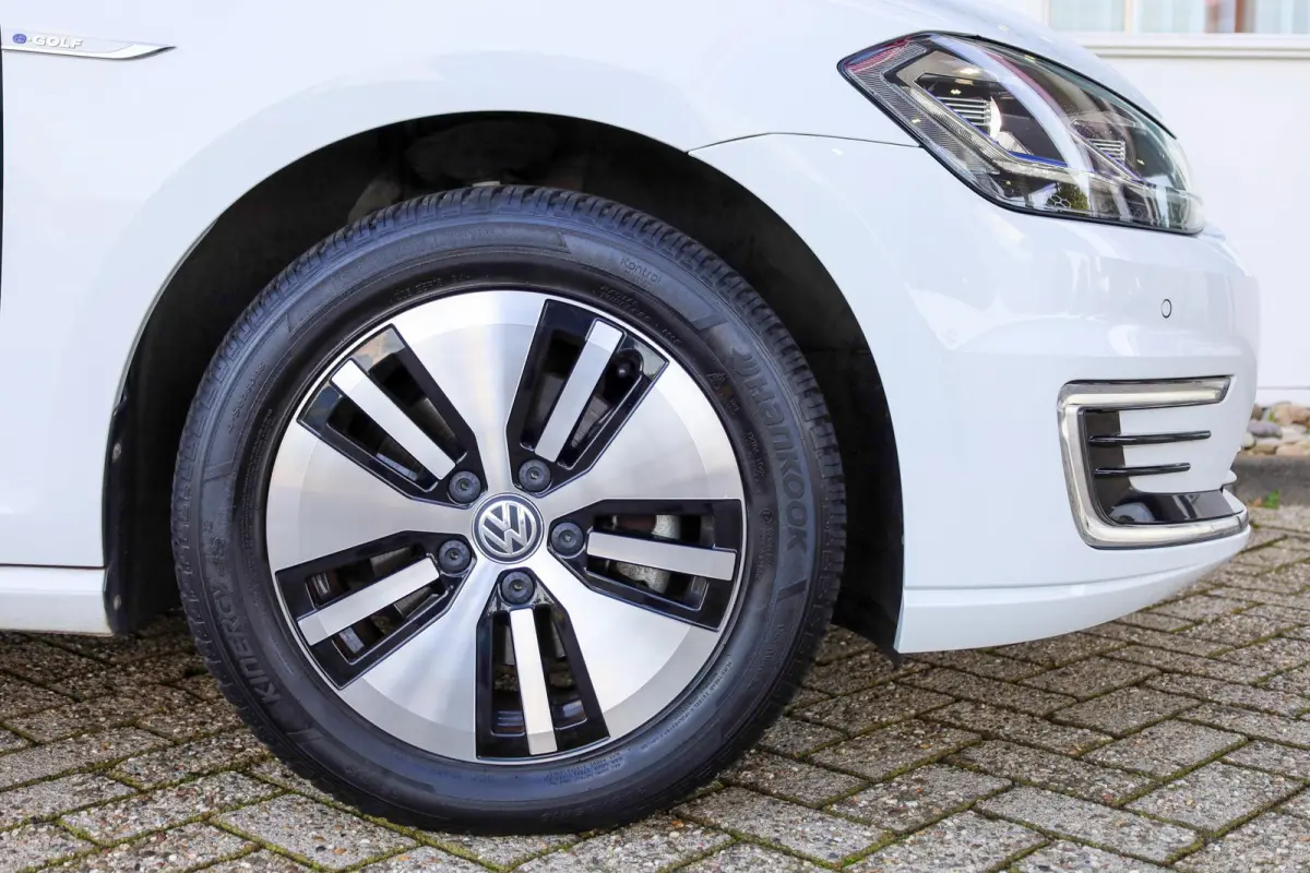 136pk E-DITION | Parkeersensoren | Adaptive Cruise | LM Velgen 16"