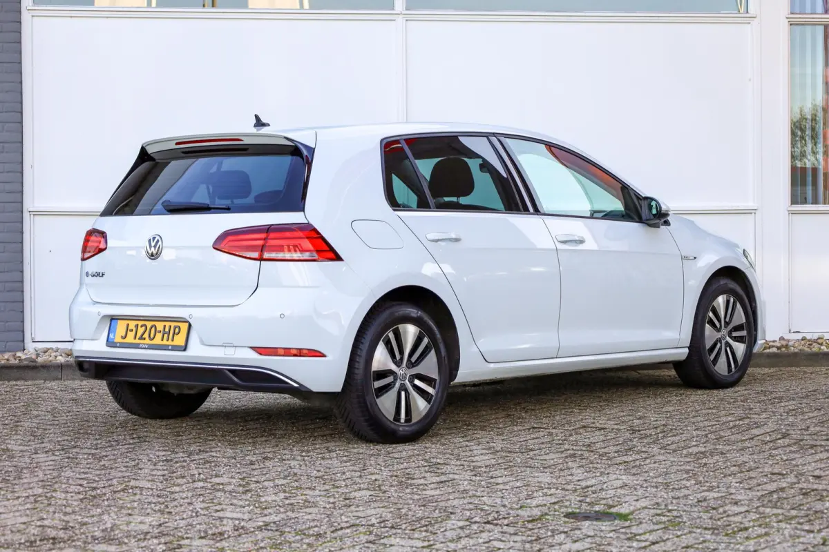 136pk E-DITION | Parkeersensoren | Adaptive Cruise | LM Velgen 16"