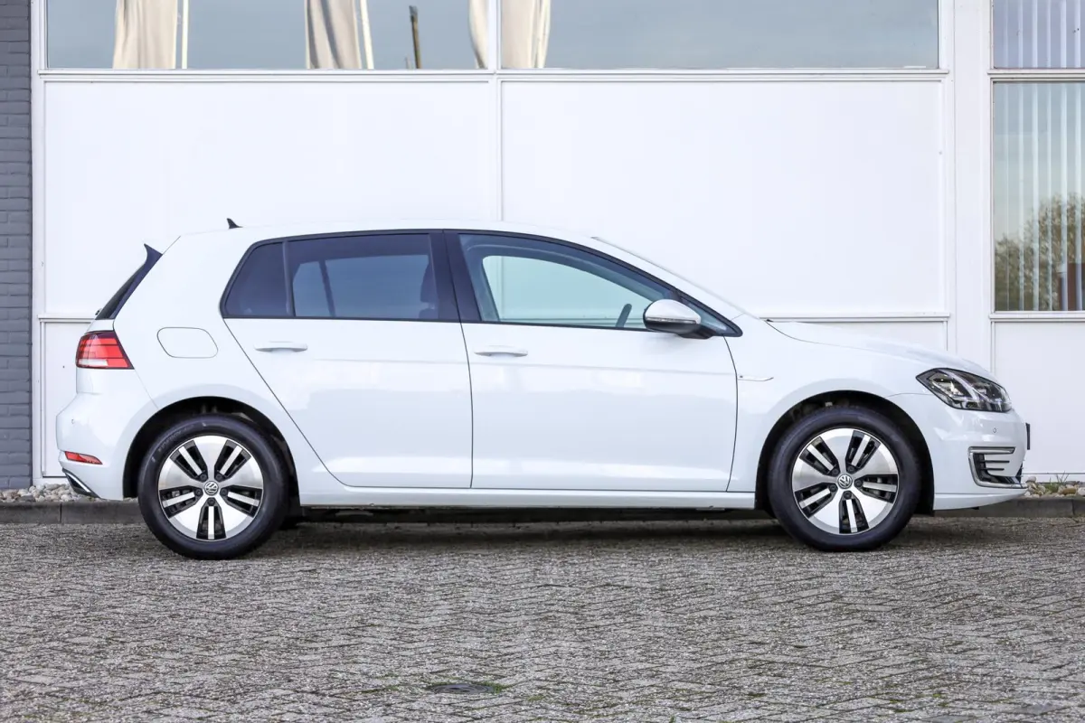 136pk E-DITION | Parkeersensoren | Adaptive Cruise | LM Velgen 16"