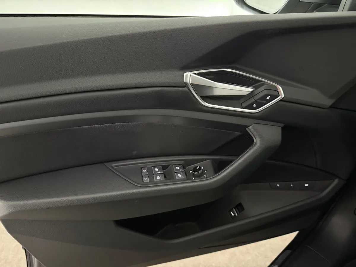 55 quattro Advanced edition 95 kWh | Snelladen | SOH 90% | Luchtvering | Virtual | Memory | Clima | Trekhaak | Keyless | LED