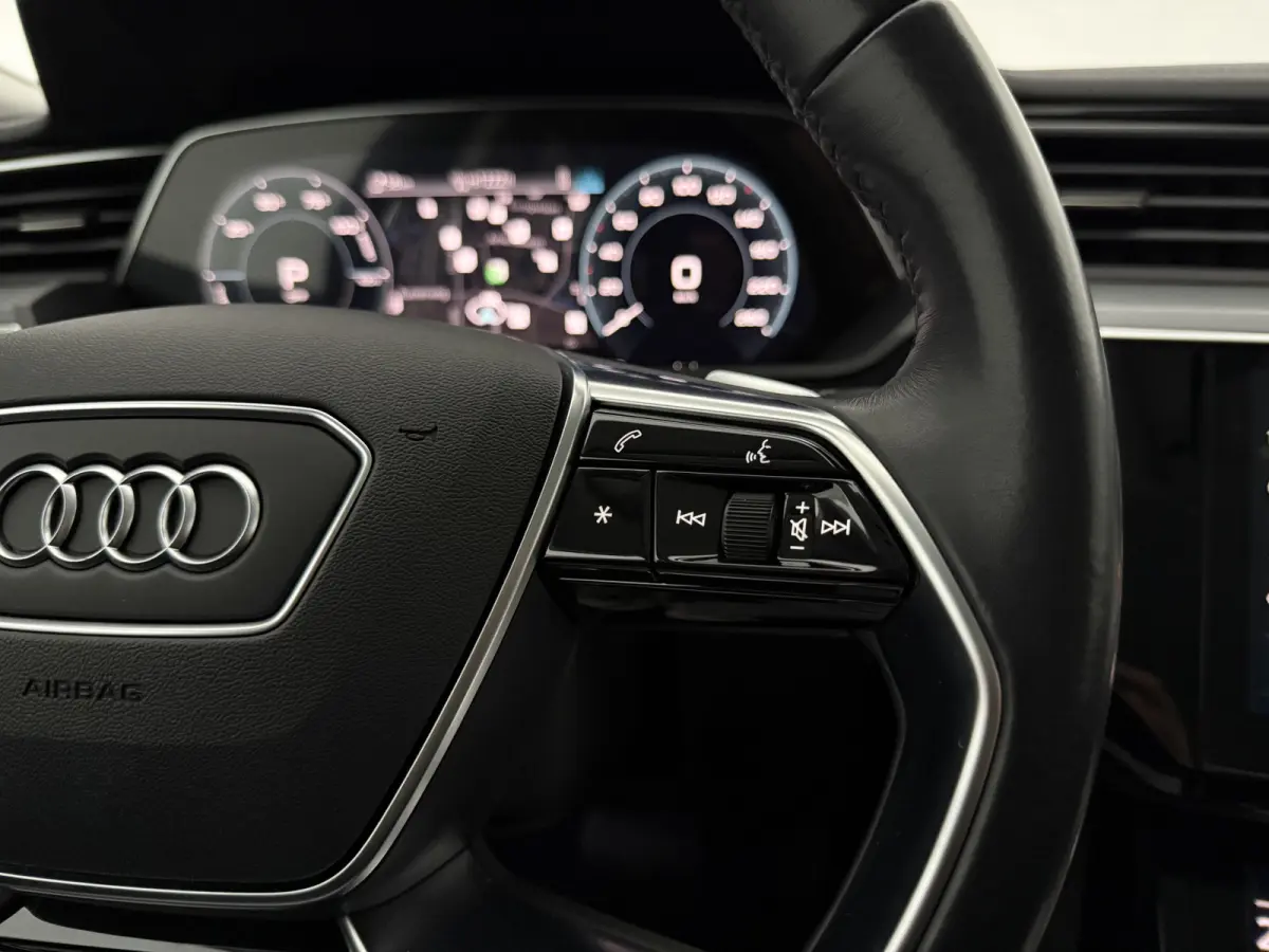 55 quattro Advanced edition 95 kWh | Snelladen | SOH 90% | Luchtvering | Virtual | Memory | Clima | Trekhaak | Keyless | LED