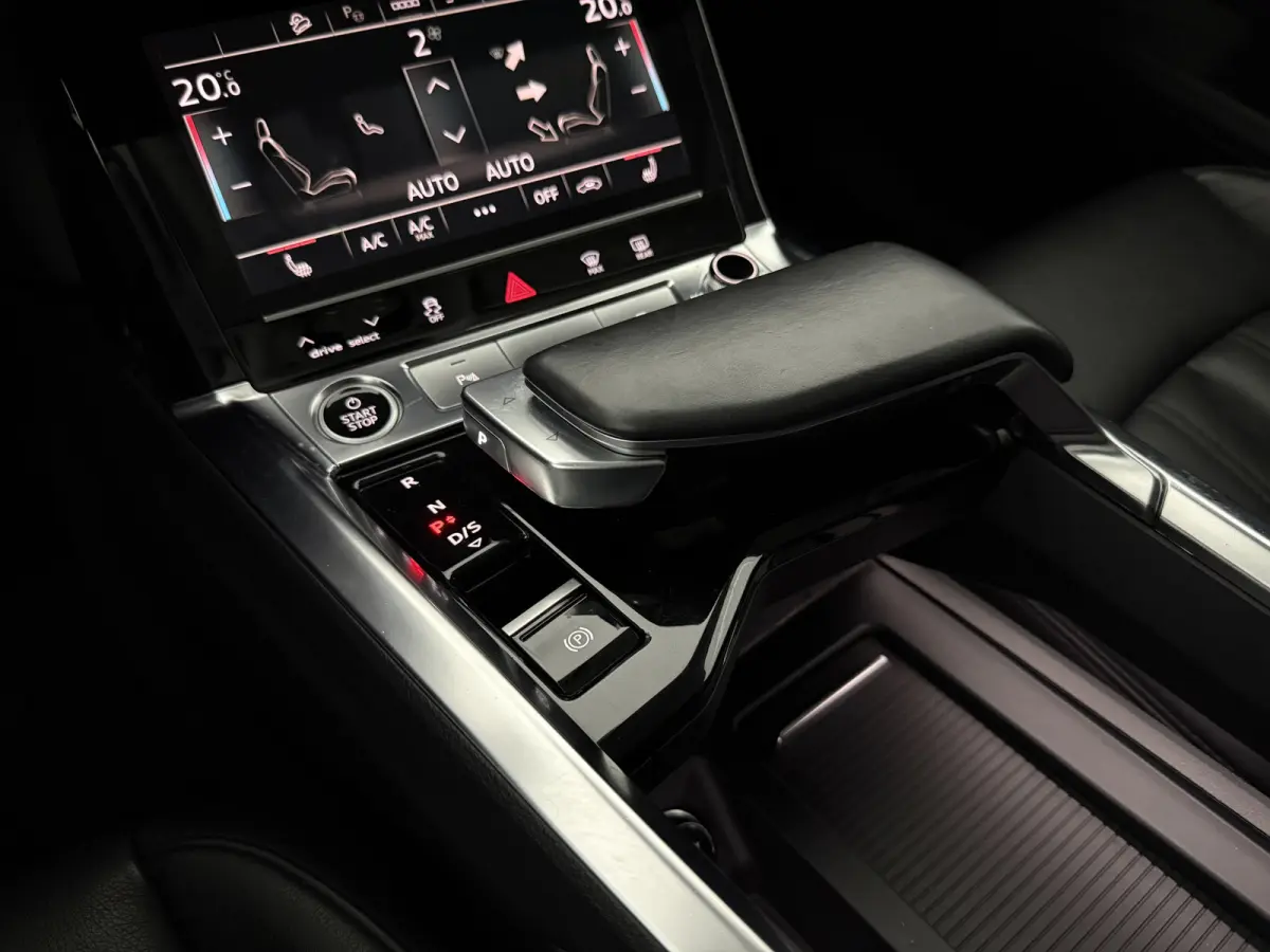 55 quattro Advanced edition 95 kWh | Snelladen | SOH 90% | Luchtvering | Virtual | Memory | Clima | Trekhaak | Keyless | LED