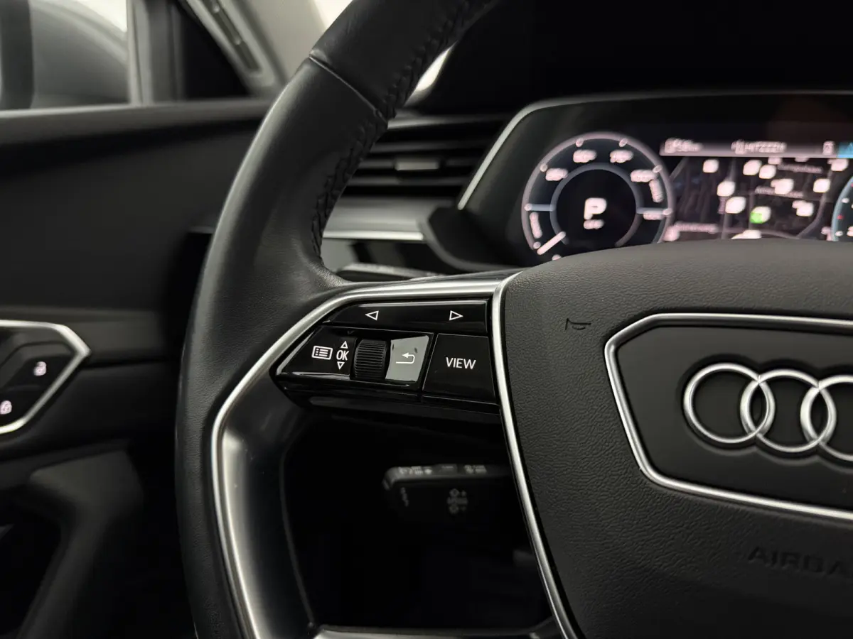 55 quattro Advanced edition 95 kWh | Snelladen | SOH 90% | Luchtvering | Virtual | Memory | Clima | Trekhaak | Keyless | LED