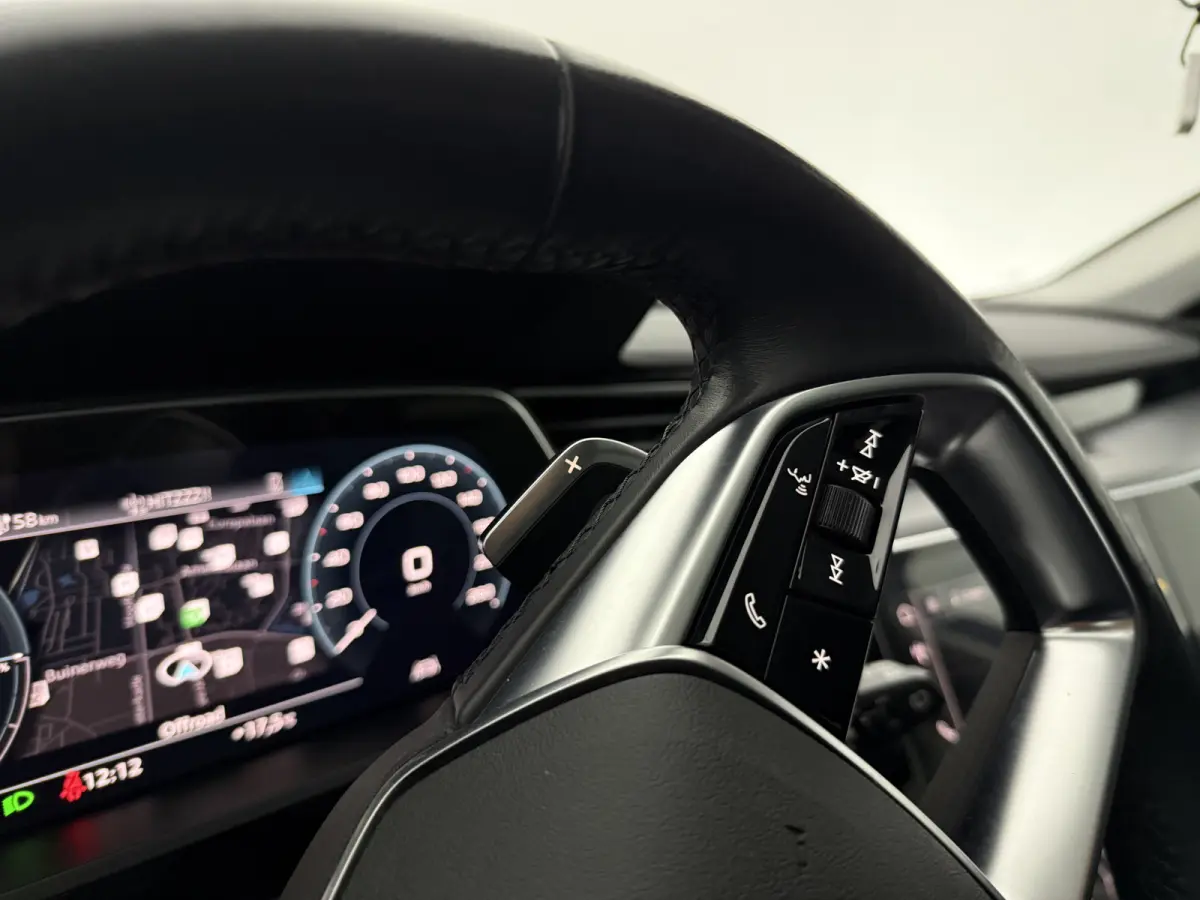 55 quattro Advanced edition 95 kWh | Snelladen | SOH 90% | Luchtvering | Virtual | Memory | Clima | Trekhaak | Keyless | LED