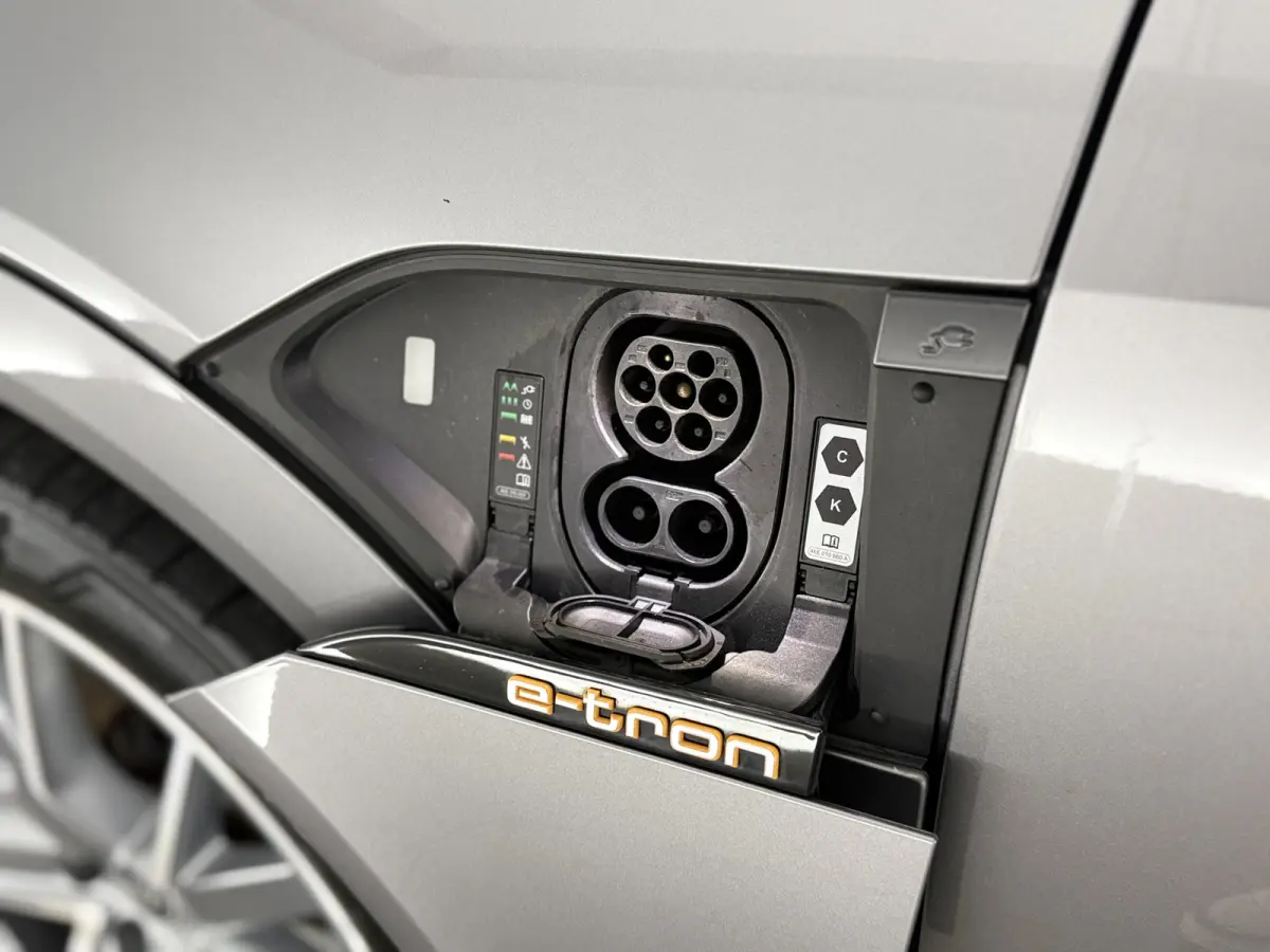55 quattro Advanced edition 95 kWh | Snelladen | SOH 90% | Luchtvering | Virtual | Memory | Clima | Trekhaak | Keyless | LED