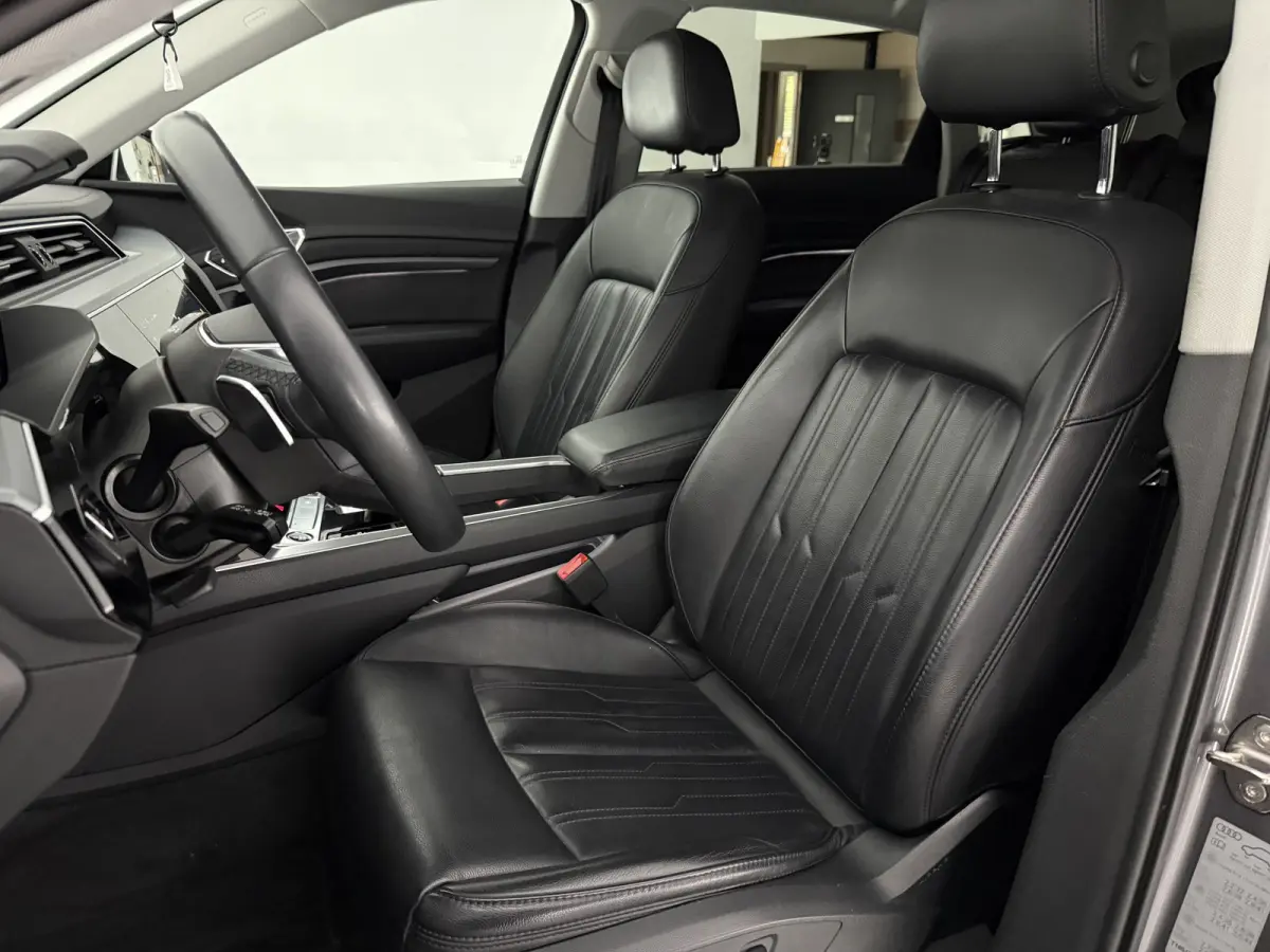 55 quattro Advanced edition 95 kWh | Snelladen | SOH 90% | Luchtvering | Virtual | Memory | Clima | Trekhaak | Keyless | LED