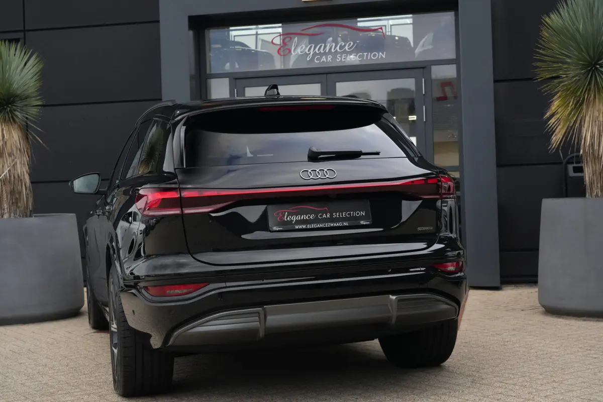S edition quattro 100 kWh | 428 PK | Panoramadak | Trekhaak | 360 camera | Audi Q6 e-tron S edition quattro met 428 PK en een volledig elektrische aandrijflijn met 100 kWh accupakket en quat