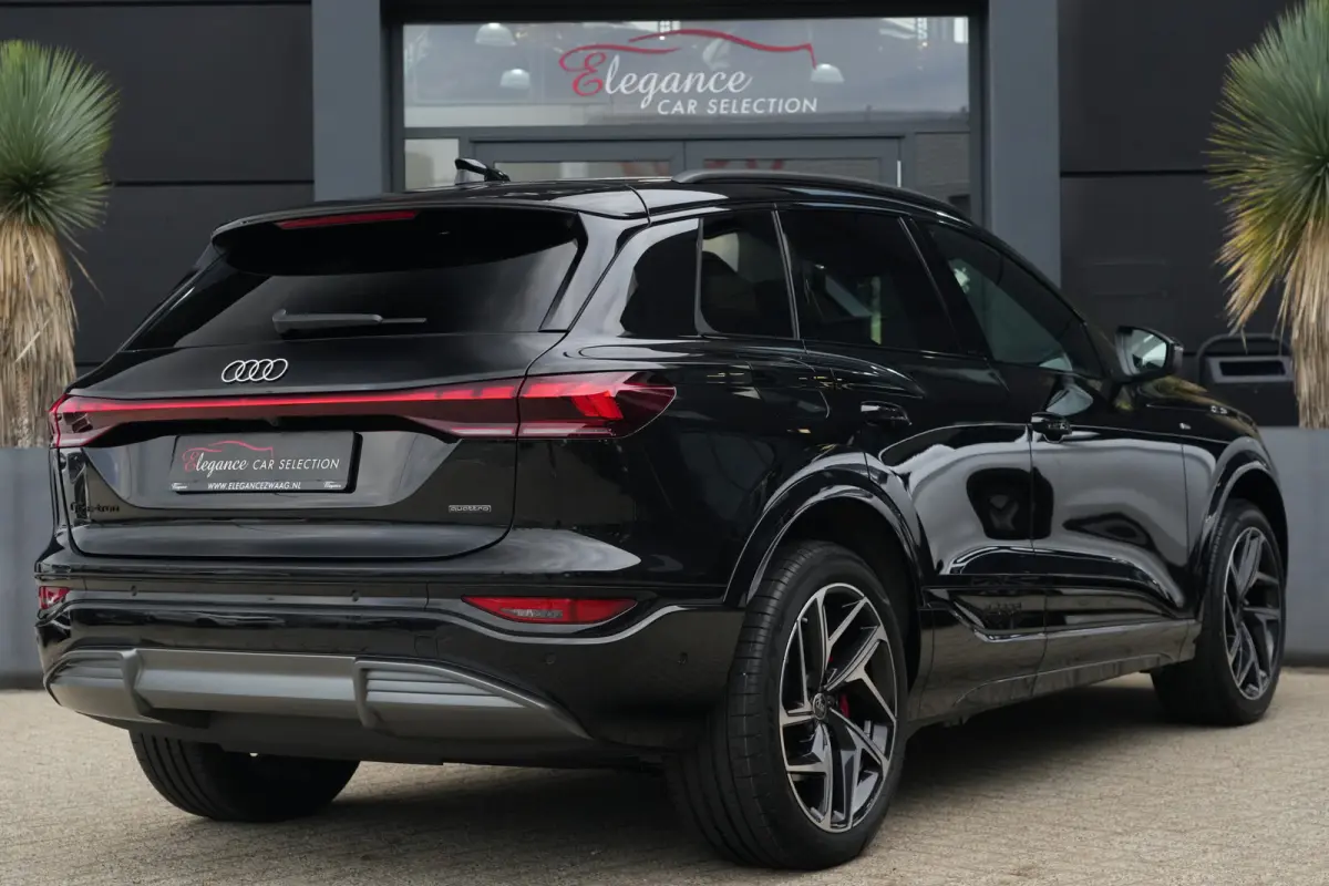 S edition quattro 100 kWh | 428 PK | Panoramadak | Trekhaak | 360 camera | Audi Q6 e-tron S edition quattro met 428 PK en een volledig elektrische aandrijflijn met 100 kWh accupakket en quat