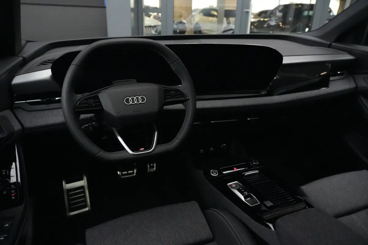 S edition quattro 100 kWh | 428 PK | Panoramadak | Trekhaak | 360 camera | Audi Q6 e-tron S edition quattro met 428 PK en een volledig elektrische aandrijflijn met 100 kWh accupakket en quat