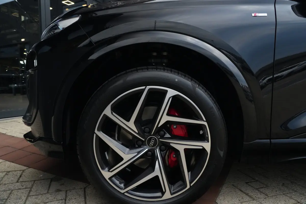 S edition quattro 100 kWh | 428 PK | Panoramadak | Trekhaak | 360 camera | Audi Q6 e-tron S edition quattro met 428 PK en een volledig elektrische aandrijflijn met 100 kWh accupakket en quat