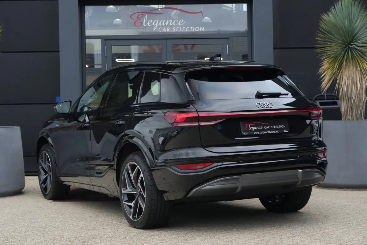 S edition quattro 100 kWh | 428 PK | Panoramadak | Trekhaak | 360 camera | Audi Q6 e-tron S edition quattro met 428 PK en een volledig elektrische aandrijflijn met 100 kWh accupakket en quat