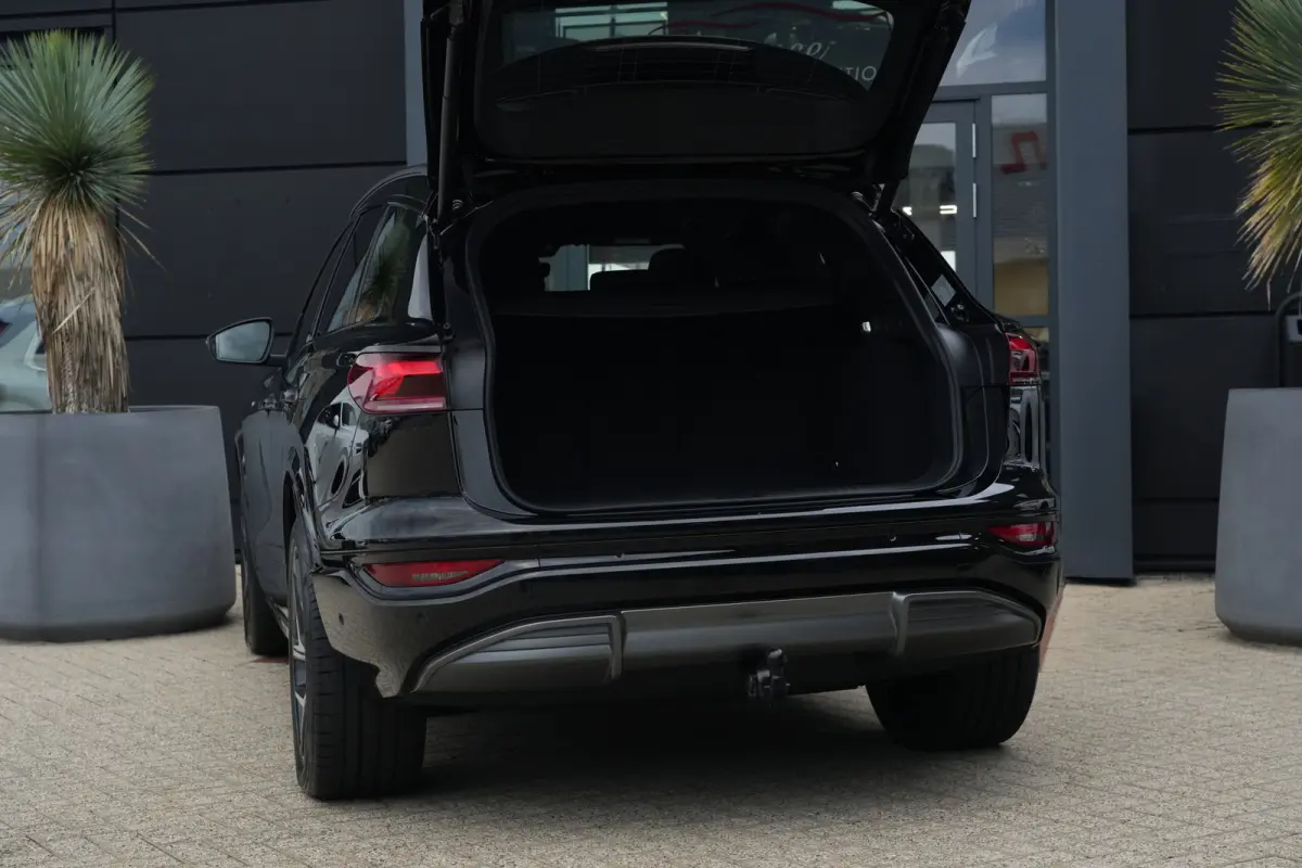 S edition quattro 100 kWh | 428 PK | Panoramadak | Trekhaak | 360 camera | Audi Q6 e-tron S edition quattro met 428 PK en een volledig elektrische aandrijflijn met 100 kWh accupakket en quat
