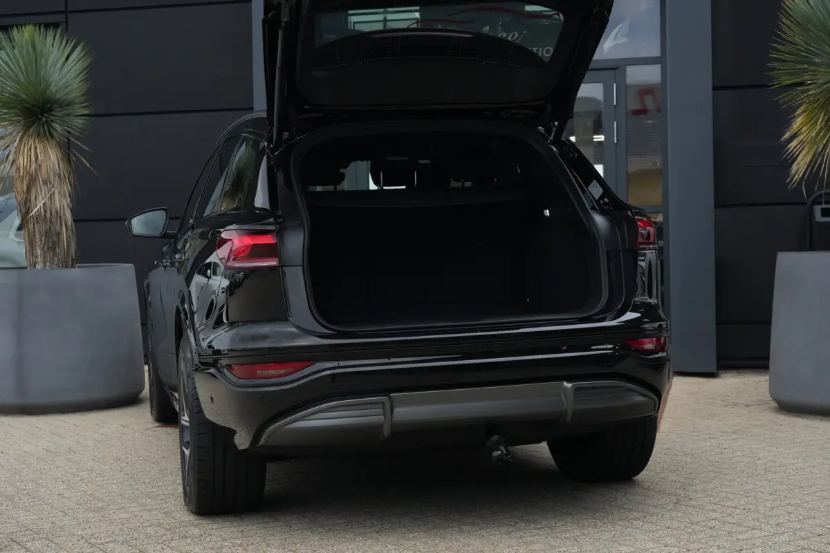 S edition quattro 100 kWh | 428 PK | Panoramadak | Trekhaak | 360 camera | Audi Q6 e-tron S edition quattro met 428 PK en een volledig elektrische aandrijflijn met 100 kWh accupakket en quat