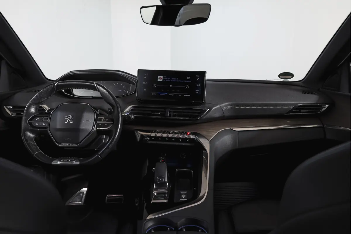 1.6 PureTech 180 PK GT - Automaat | Dig. Cockpit | Adapt. Cruise | Leder-+stoelverw. | Elek. stoelen | Camera | NAV | ECC | Elek. Klep | Afn. Trekhaak | LM 18" |