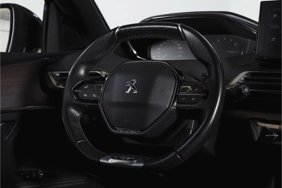 1.6 PureTech 180 PK GT - Automaat | Dig. Cockpit | Adapt. Cruise | Leder-+stoelverw. | Elek. stoelen | Camera | NAV | ECC | Elek. Klep | Afn. Trekhaak | LM 18" |