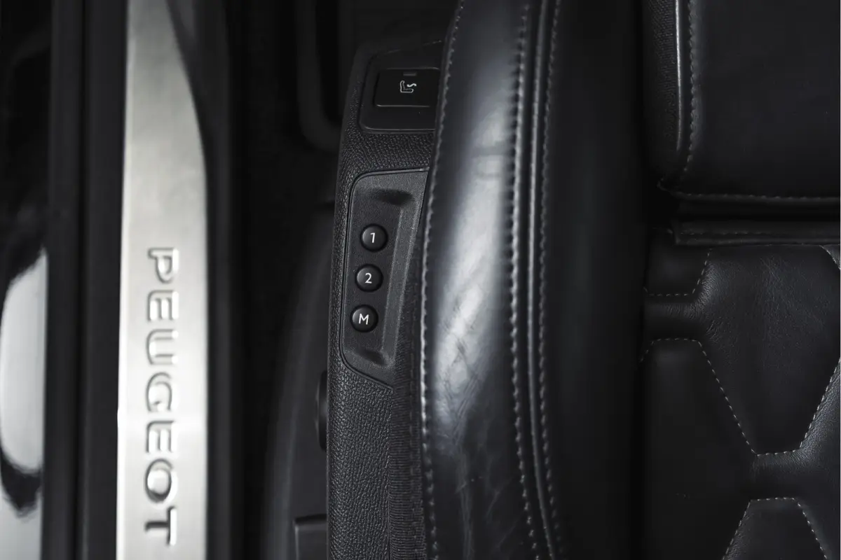 1.6 PureTech 180 PK GT - Automaat | Dig. Cockpit | Adapt. Cruise | Leder-+stoelverw. | Elek. stoelen | Camera | NAV | ECC | Elek. Klep | Afn. Trekhaak | LM 18" |