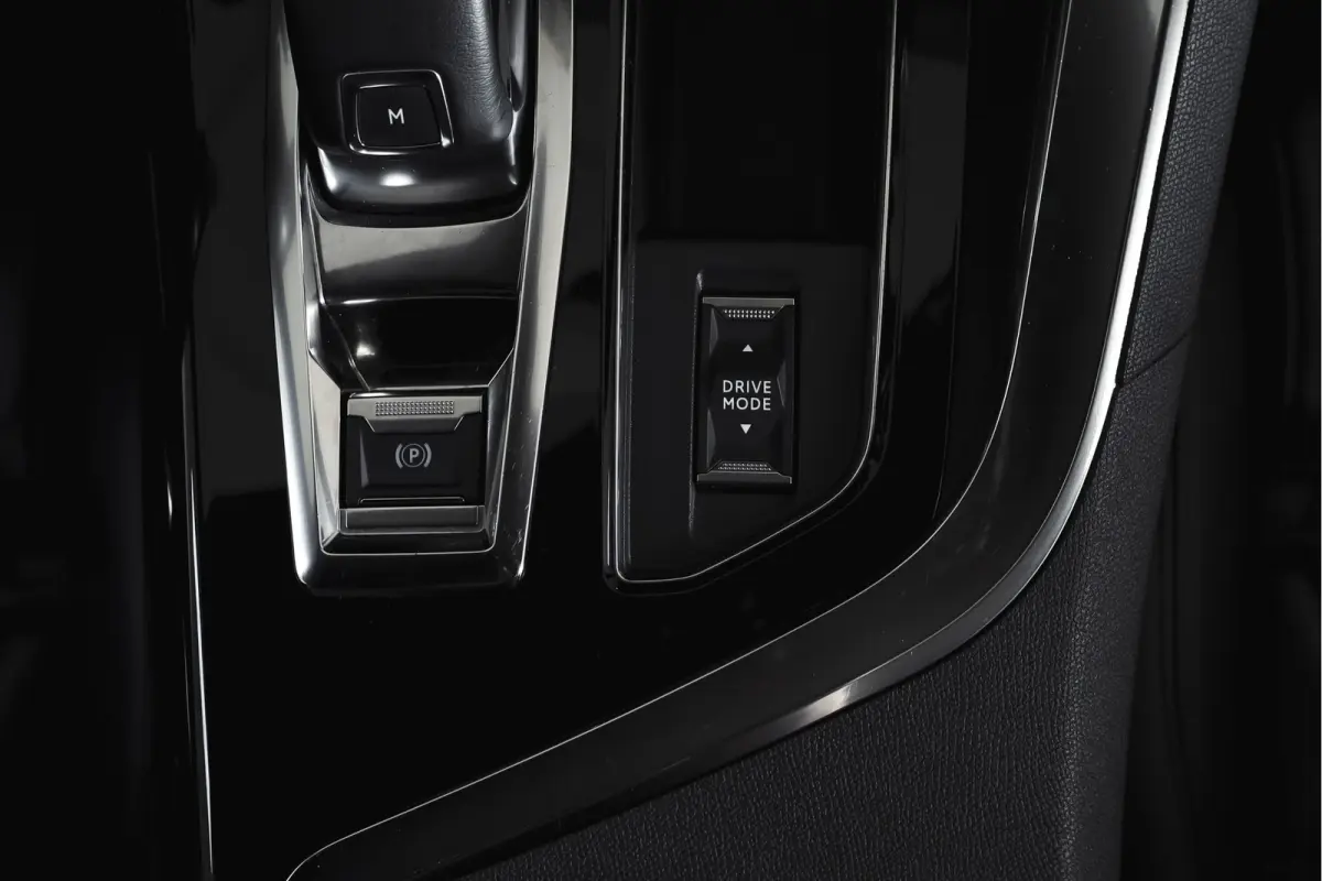 1.6 PureTech 180 PK GT - Automaat | Dig. Cockpit | Adapt. Cruise | Leder-+stoelverw. | Elek. stoelen | Camera | NAV | ECC | Elek. Klep | Afn. Trekhaak | LM 18" |