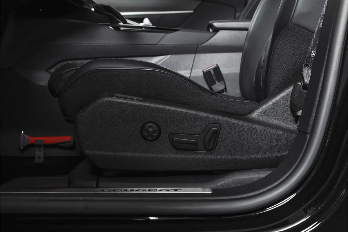 1.6 PureTech 180 PK GT - Automaat | Dig. Cockpit | Adapt. Cruise | Leder-+stoelverw. | Elek. stoelen | Camera | NAV | ECC | Elek. Klep | Afn. Trekhaak | LM 18" |