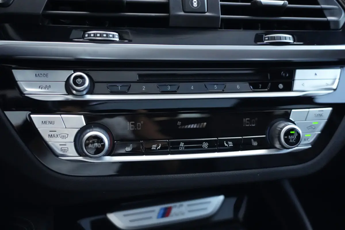 M40i High Executive | 354 PK | Panoramadak | Lederen bekleding | Adaptieve cruisecontrol | Trekhaak | BMW X4 M40i High Executive met 354 PK uit een 3.0-liter zescilinder benzinemotor, voorzi