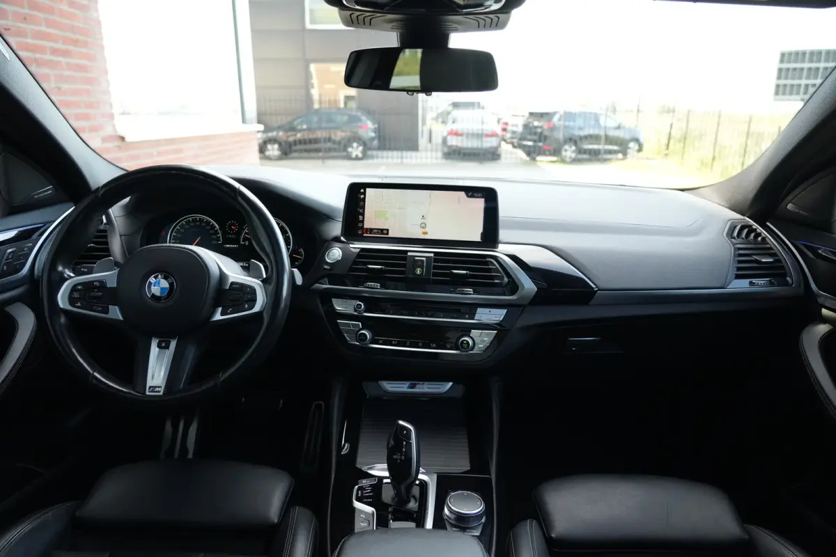 M40i High Executive | 354 PK | Panoramadak | Lederen bekleding | Adaptieve cruisecontrol | Trekhaak | BMW X4 M40i High Executive met 354 PK uit een 3.0-liter zescilinder benzinemotor, voorzi