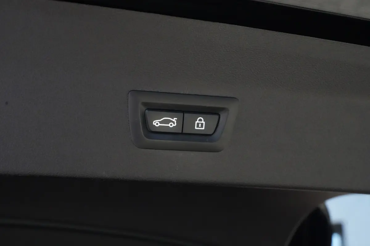 M40i High Executive | 354 PK | Panoramadak | Lederen bekleding | Adaptieve cruisecontrol | Trekhaak | BMW X4 M40i High Executive met 354 PK uit een 3.0-liter zescilinder benzinemotor, voorzi