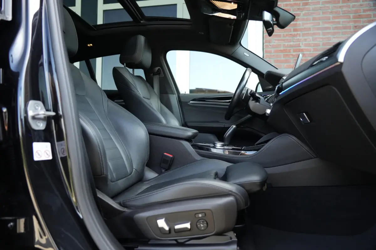 M40i High Executive | 354 PK | Panoramadak | Lederen bekleding | Adaptieve cruisecontrol | Trekhaak | BMW X4 M40i High Executive met 354 PK uit een 3.0-liter zescilinder benzinemotor, voorzi