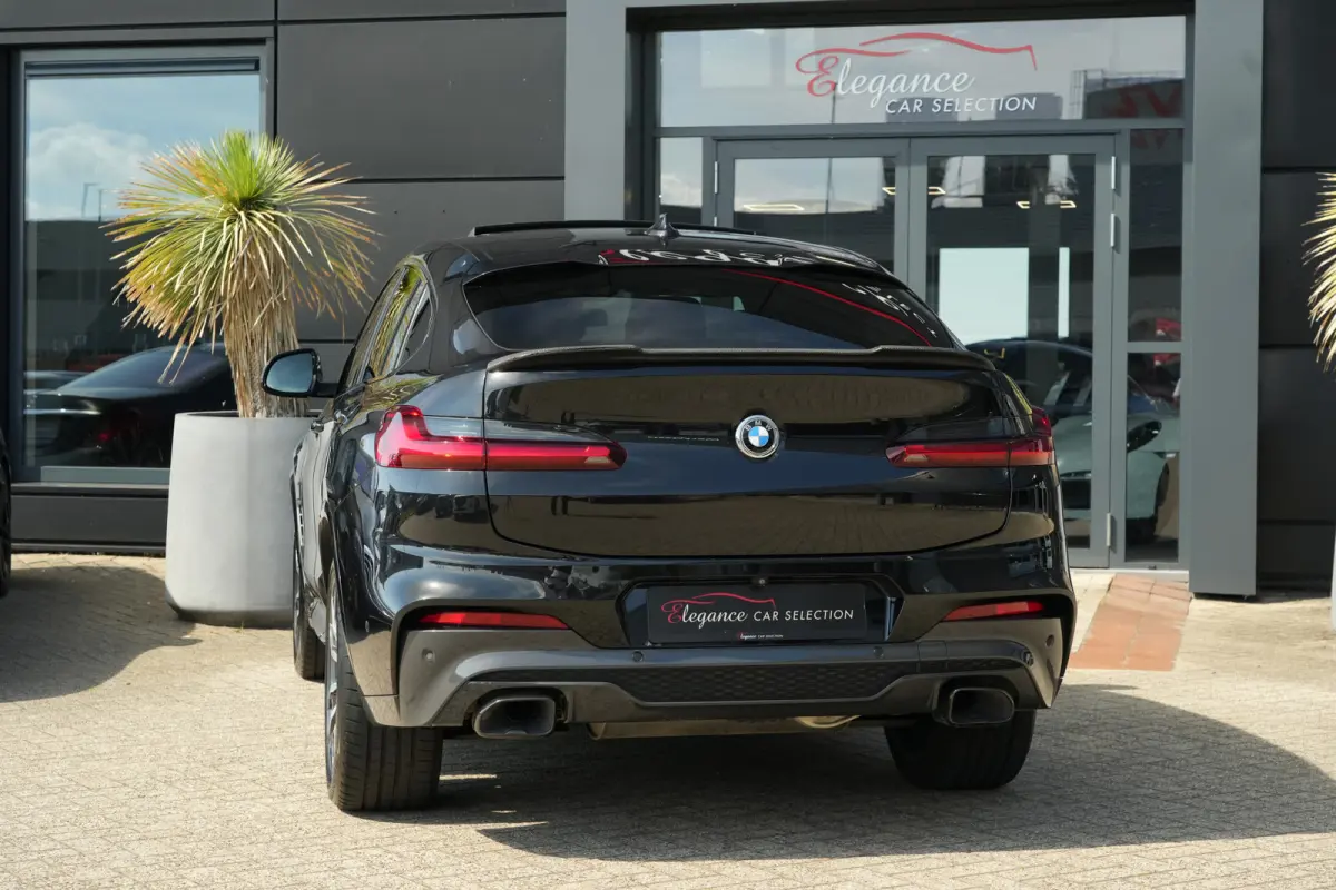 M40i High Executive | 354 PK | Panoramadak | Lederen bekleding | Adaptieve cruisecontrol | Trekhaak | BMW X4 M40i High Executive met 354 PK uit een 3.0-liter zescilinder benzinemotor, voorzi