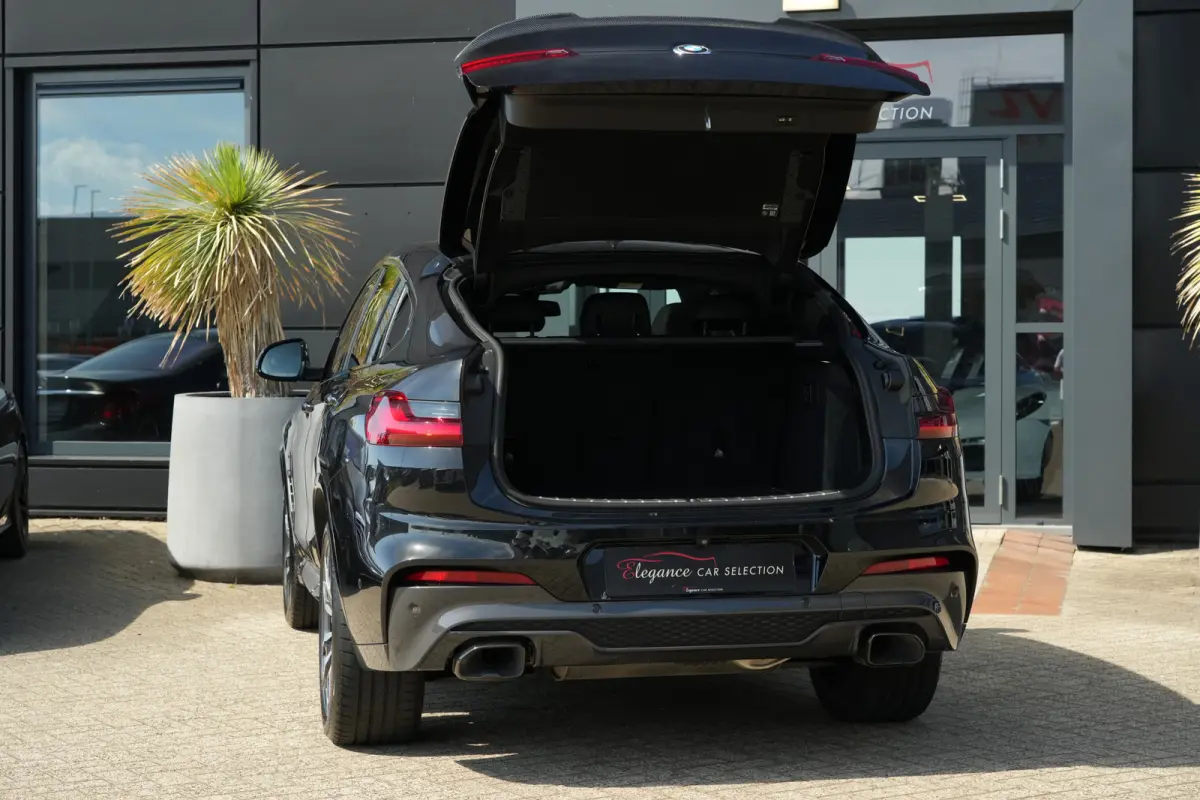M40i High Executive | 354 PK | Panoramadak | Lederen bekleding | Adaptieve cruisecontrol | Trekhaak | BMW X4 M40i High Executive met 354 PK uit een 3.0-liter zescilinder benzinemotor, voorzi