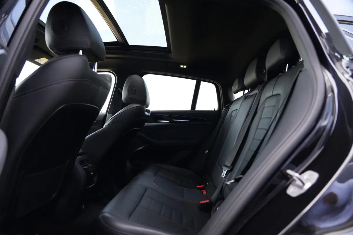 M40i High Executive | 354 PK | Panoramadak | Lederen bekleding | Adaptieve cruisecontrol | Trekhaak | BMW X4 M40i High Executive met 354 PK uit een 3.0-liter zescilinder benzinemotor, voorzi