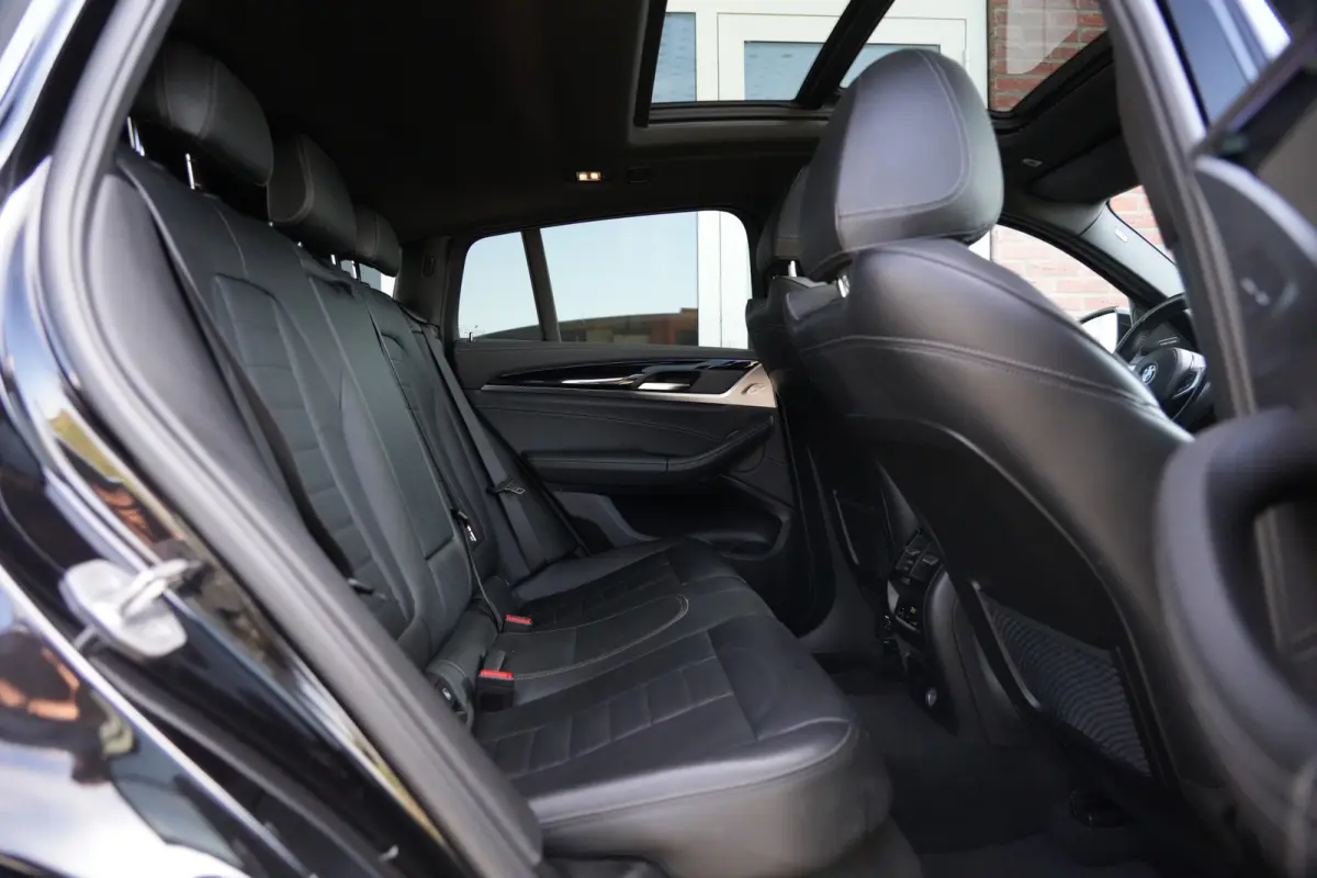 M40i High Executive | 354 PK | Panoramadak | Lederen bekleding | Adaptieve cruisecontrol | Trekhaak | BMW X4 M40i High Executive met 354 PK uit een 3.0-liter zescilinder benzinemotor, voorzi