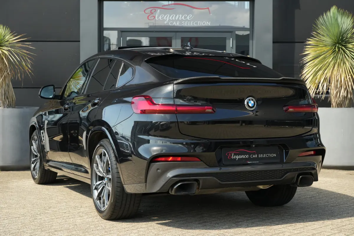 M40i High Executive | 354 PK | Panoramadak | Lederen bekleding | Adaptieve cruisecontrol | Trekhaak | BMW X4 M40i High Executive met 354 PK uit een 3.0-liter zescilinder benzinemotor, voorzi