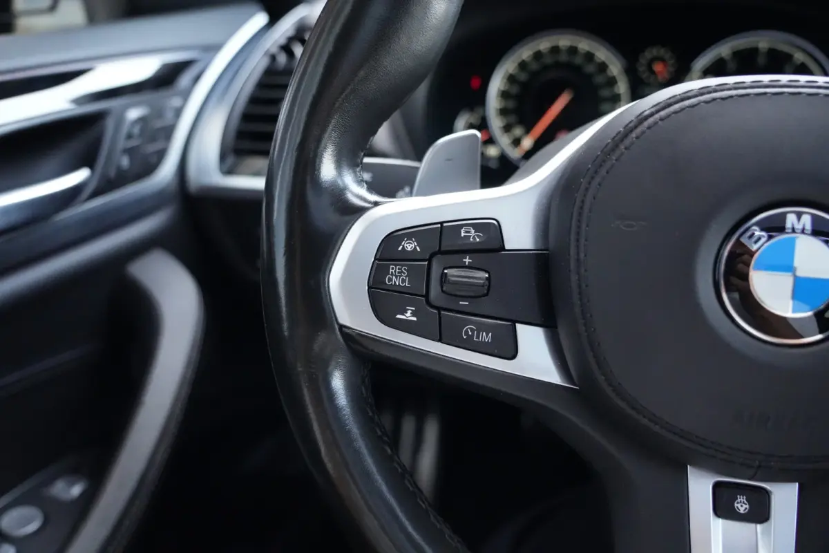 M40i High Executive | 354 PK | Panoramadak | Lederen bekleding | Adaptieve cruisecontrol | Trekhaak | BMW X4 M40i High Executive met 354 PK uit een 3.0-liter zescilinder benzinemotor, voorzi