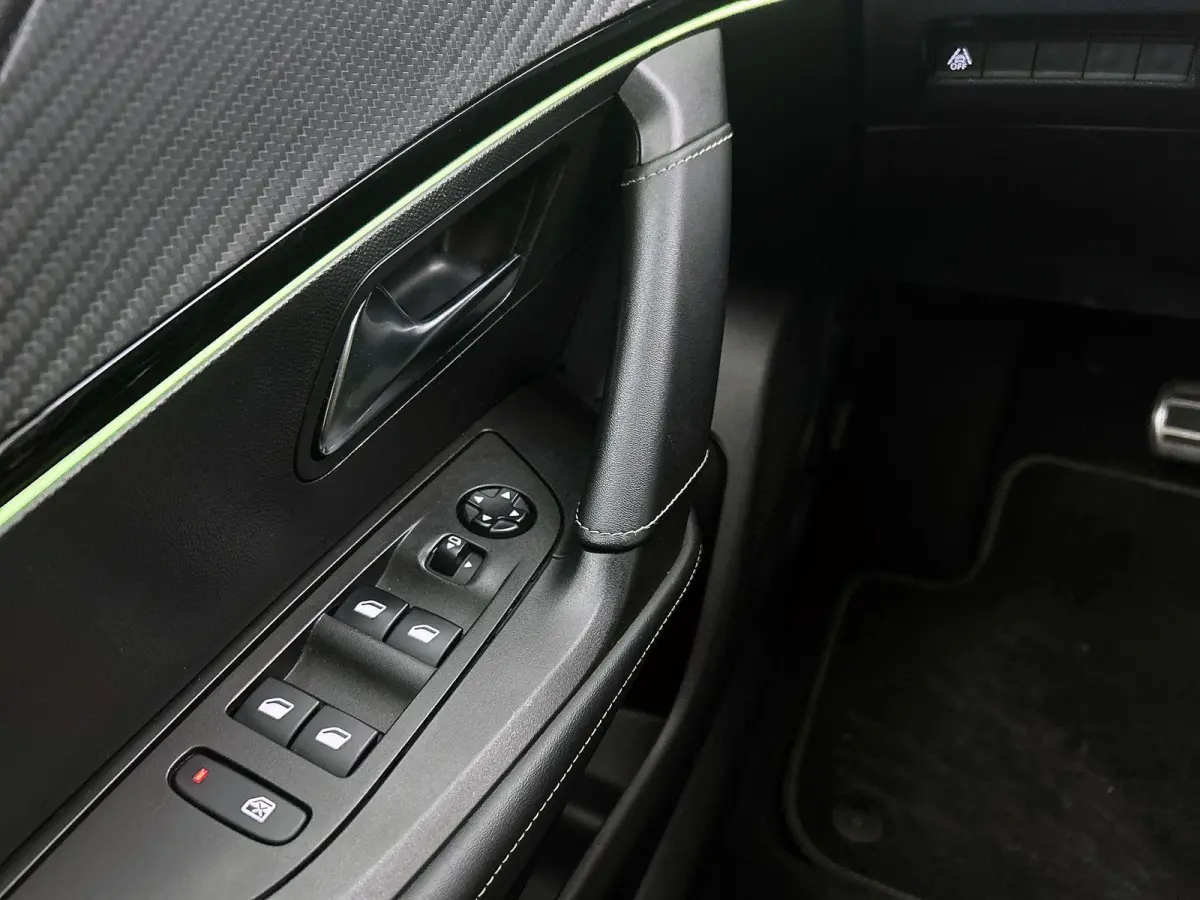 SUV EV GT 50 kWh 136pk | Accu 89% | 1-fase laden | Lage kilometerstand | Navigatie | Achteruitrijcamera | Full Led koplampen | 3D Cockpit | Climate Control | Cruise Control | Half Lederen sp
