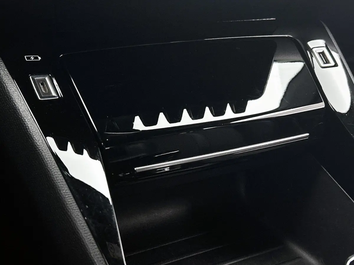 SUV EV GT 50 kWh 136pk | Accu 89% | 1-fase laden | Lage kilometerstand | Navigatie | Achteruitrijcamera | Full Led koplampen | 3D Cockpit | Climate Control | Cruise Control | Half Lederen sp