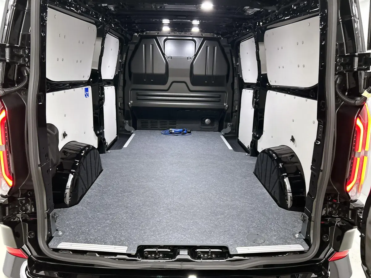 340 2.5 PHEV L2H1 Sport | DEMO! | Beschikbaar 01-2027 | Adaptieve Cruise | | Inklapbare trekhaak | Stoel/stuurverwarming | Dodehoekdetectie | 19'' Velgen | B&O | Dubbele zijschuifdeur | Stri