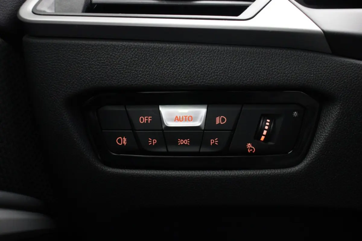 320e - Digitaal Cockpit, Carplay, Cruise, Trekhaak