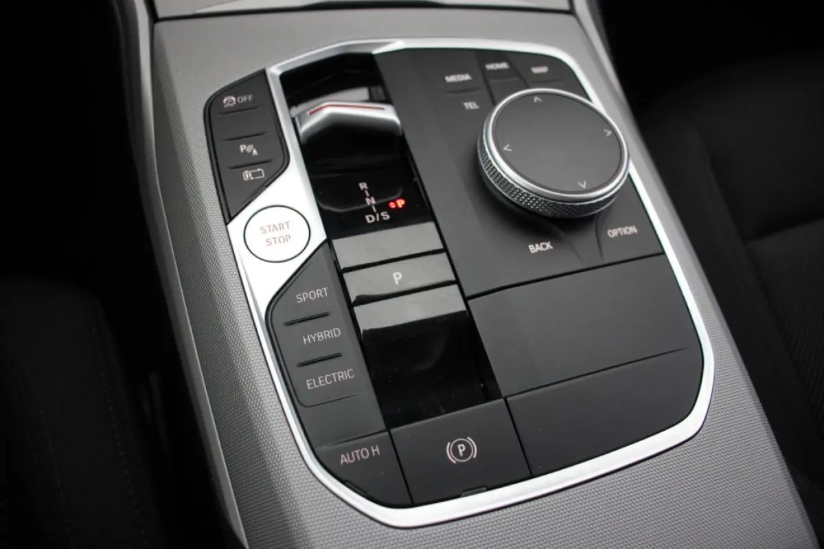 320e - Digitaal Cockpit, Carplay, Cruise, Trekhaak