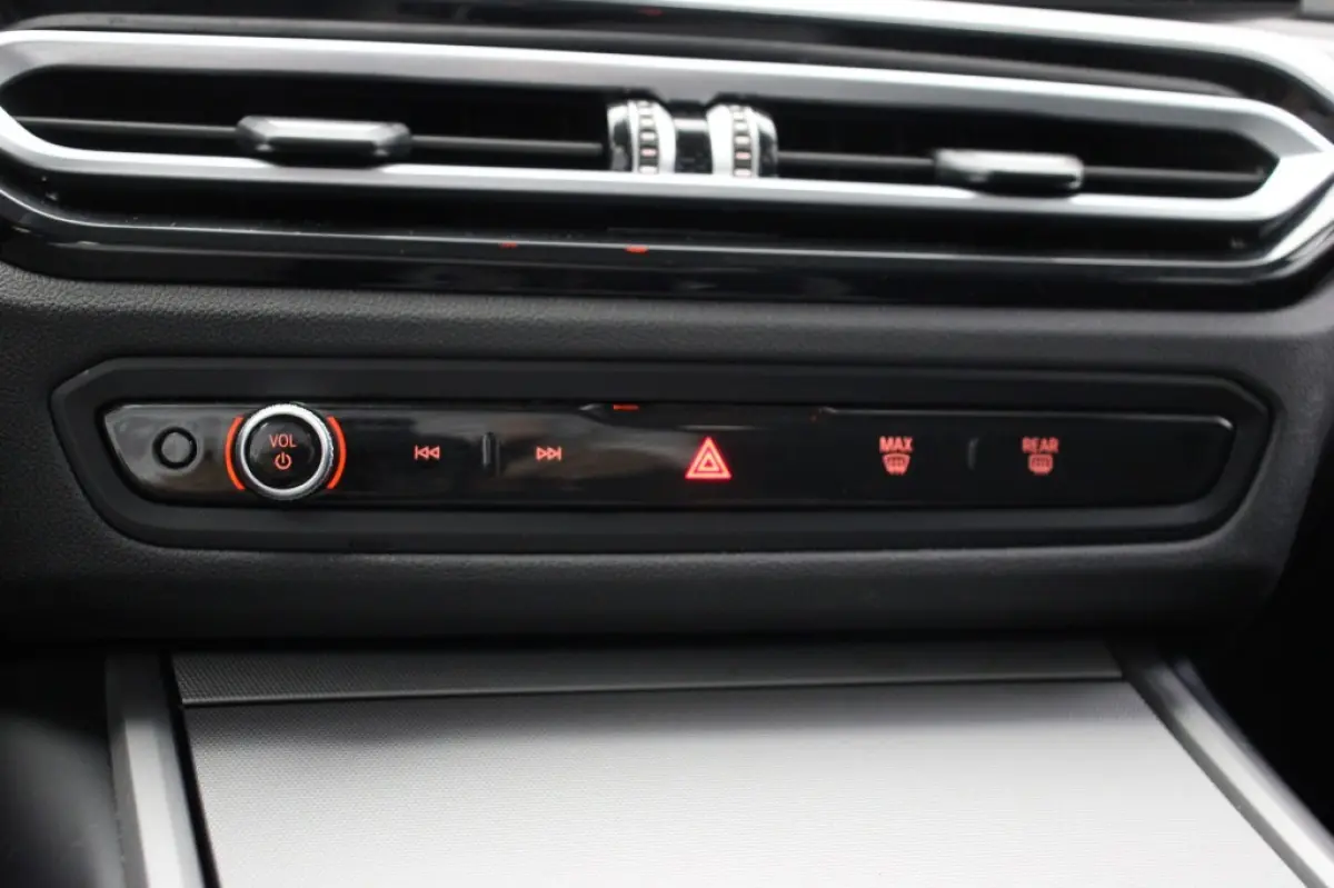 320e - Digitaal Cockpit, Carplay, Cruise, Trekhaak