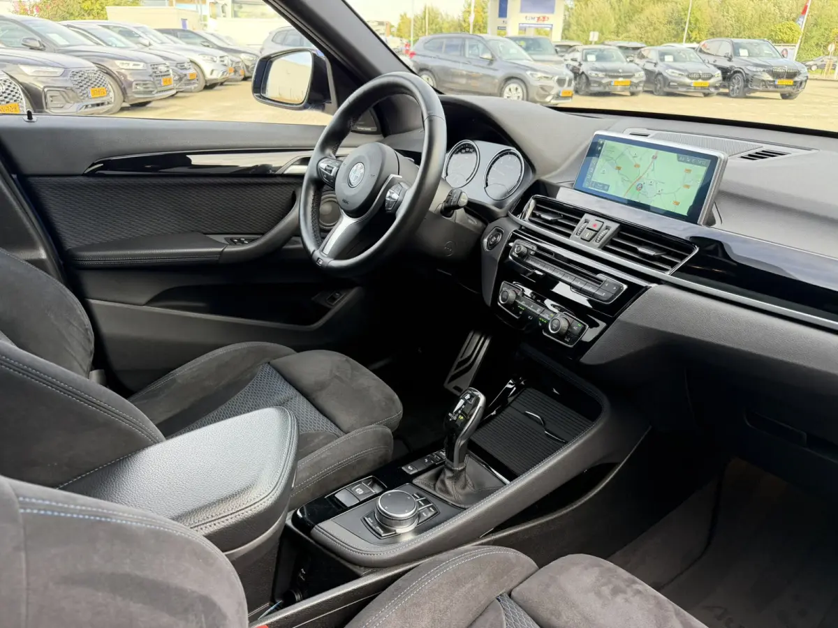 xDrive20i High Executive M Sport ACC Harman-Kardon Trekhaak Panoramadak 19 Inch LED