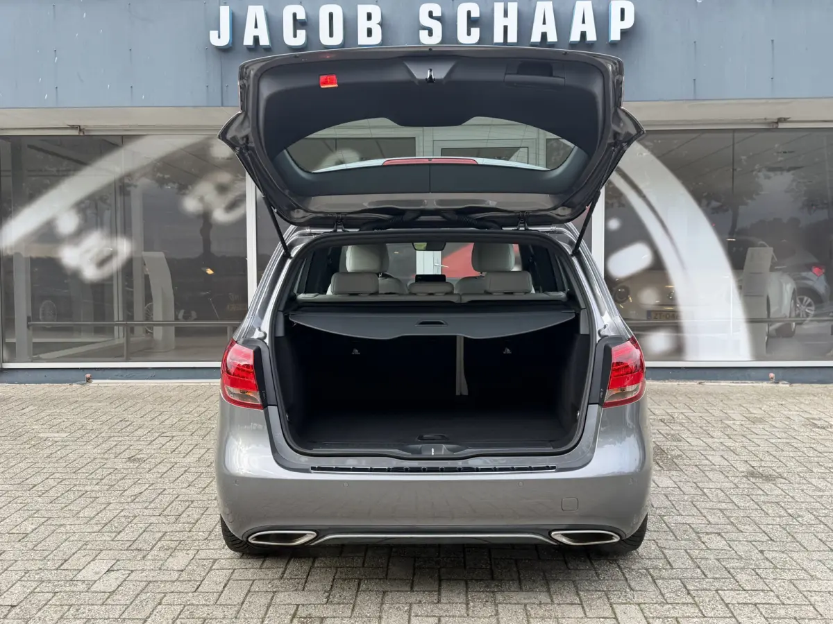 180 Ambition / Automaat / Sensoren V+A / Stoelverwarming /