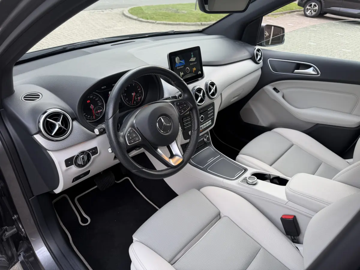 180 Ambition / Automaat / Sensoren V+A / Stoelverwarming /