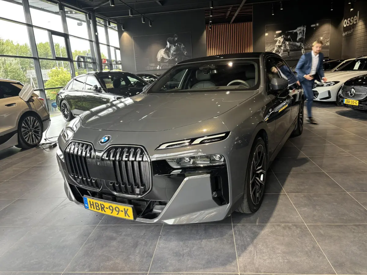 eDrive50 106 kWh | SOH 100 % | THEATER SCREEN | AUTOMATIC DOORS | CONNOISSER PACK | DRIVING ASSIST PROF | INTEGRAL ACTIVE STEERING | STOELMASSAGE | STOELVENTILATIE | SOFTCLOSE | SKYLOUNGE | 