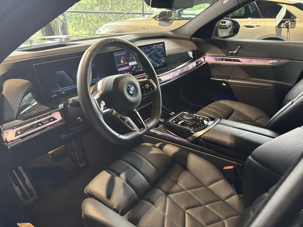 eDrive50 106 kWh | SOH 100 % | THEATER SCREEN | AUTOMATIC DOORS | CONNOISSER PACK | DRIVING ASSIST PROF | INTEGRAL ACTIVE STEERING | STOELMASSAGE | STOELVENTILATIE | SOFTCLOSE | SKYLOUNGE | 