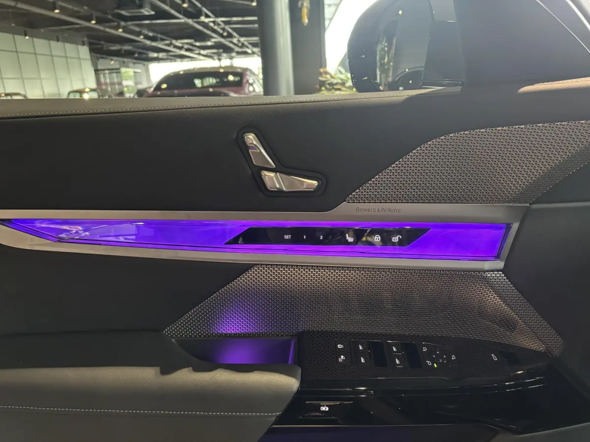 eDrive50 106 kWh | SOH 100 % | THEATER SCREEN | AUTOMATIC DOORS | CONNOISSER PACK | DRIVING ASSIST PROF | INTEGRAL ACTIVE STEERING | STOELMASSAGE | STOELVENTILATIE | SOFTCLOSE | SKYLOUNGE | 