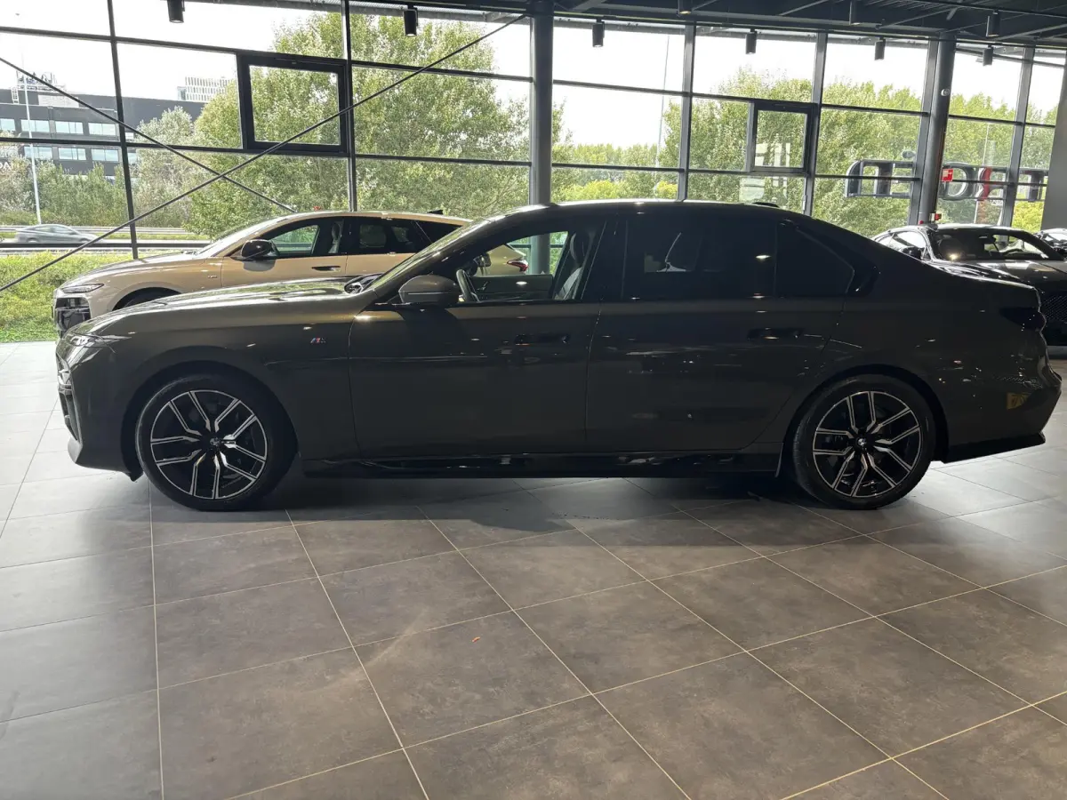 eDrive50 106 kWh | SOH 100 % | THEATER SCREEN | AUTOMATIC DOORS | CONNOISSER PACK | DRIVING ASSIST PROF | INTEGRAL ACTIVE STEERING | STOELMASSAGE | STOELVENTILATIE | SOFTCLOSE | SKYLOUNGE | 