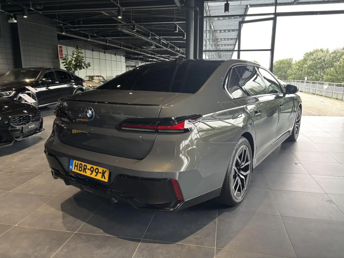 eDrive50 106 kWh | SOH 100 % | THEATER SCREEN | AUTOMATIC DOORS | CONNOISSER PACK | DRIVING ASSIST PROF | INTEGRAL ACTIVE STEERING | STOELMASSAGE | STOELVENTILATIE | SOFTCLOSE | SKYLOUNGE | 