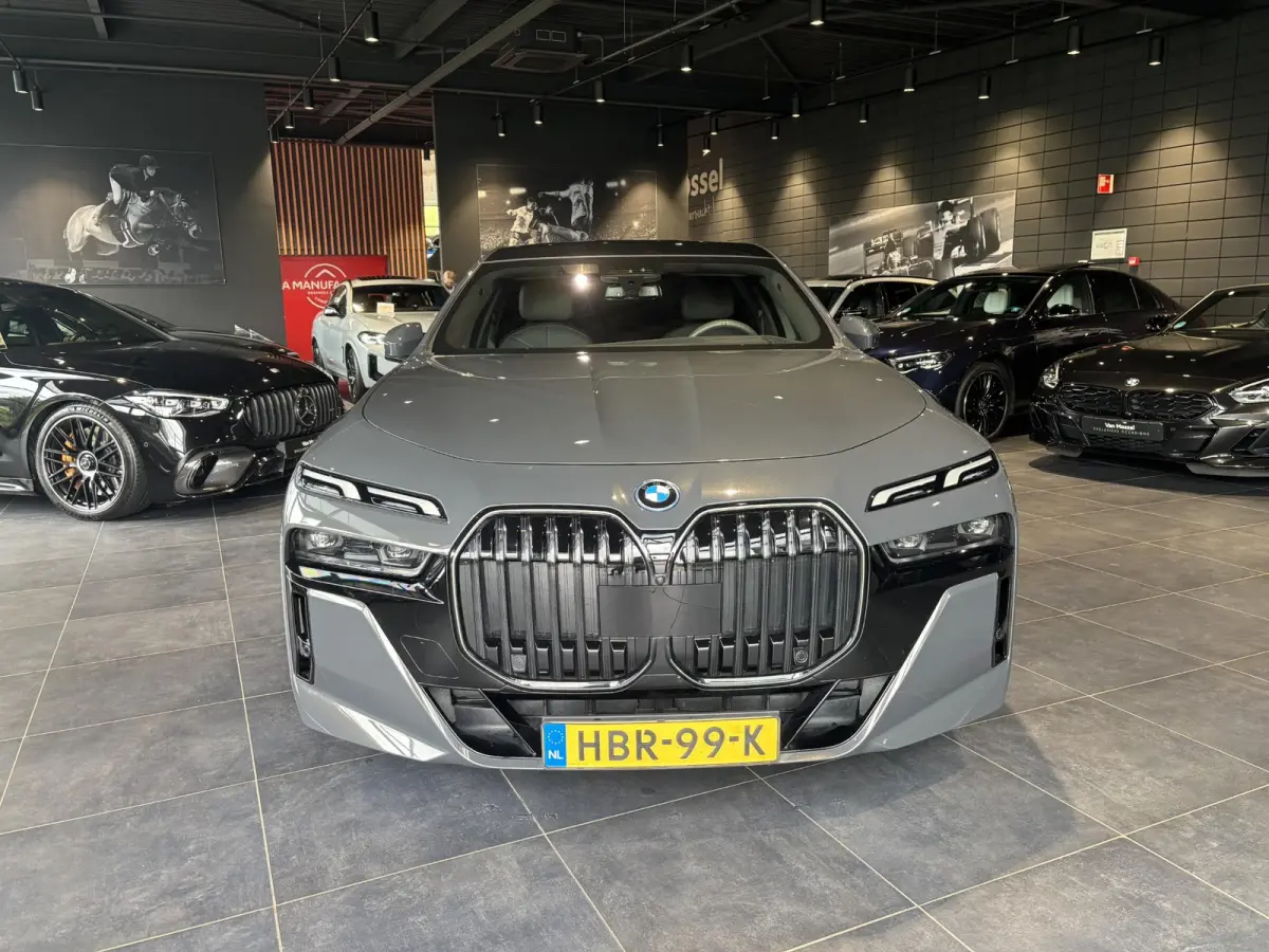 eDrive50 106 kWh | SOH 100 % | THEATER SCREEN | AUTOMATIC DOORS | CONNOISSER PACK | DRIVING ASSIST PROF | INTEGRAL ACTIVE STEERING | STOELMASSAGE | STOELVENTILATIE | SOFTCLOSE | SKYLOUNGE | 