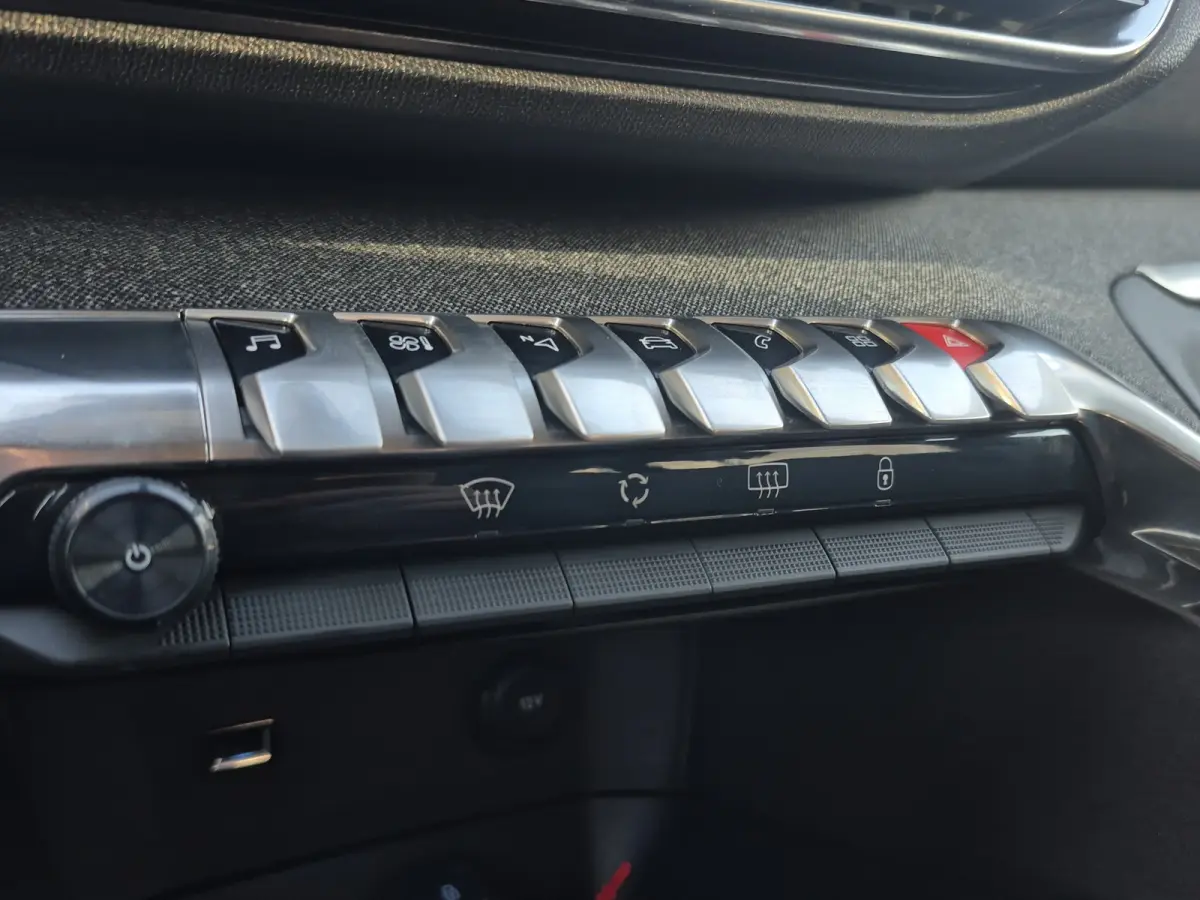 1.2 PureTech Allure Pack Business 7 persoons | Camera voor + Achter | Keyless | LED | Parkeersensoren | Full map navigatie | Carplay/android auto |
