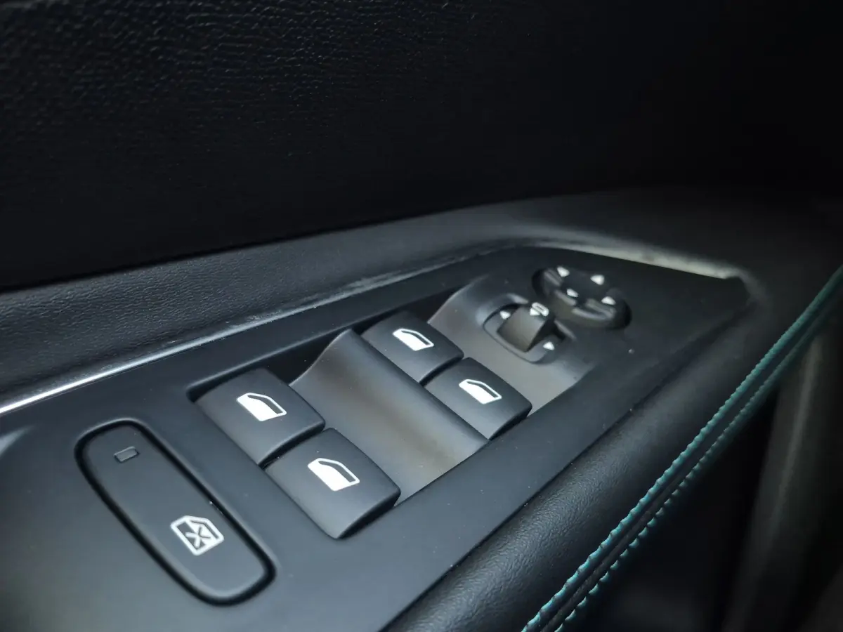 1.2 PureTech Allure Pack Business 7 persoons | Camera voor + Achter | Keyless | LED | Parkeersensoren | Full map navigatie | Carplay/android auto |